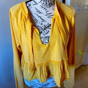 Free people Semi cropped sweatshirt with ruffle bottom. So cute and flattering